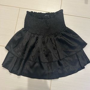 Super cute black skirt!!